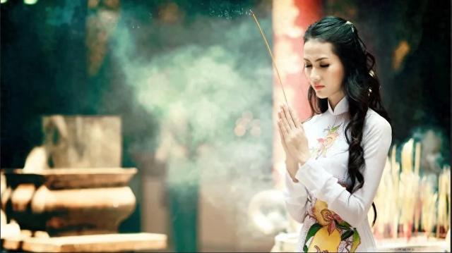 拜佛”的年轻人究竟是在求什么？开元棋牌app那些热衷于“烧香(图5)